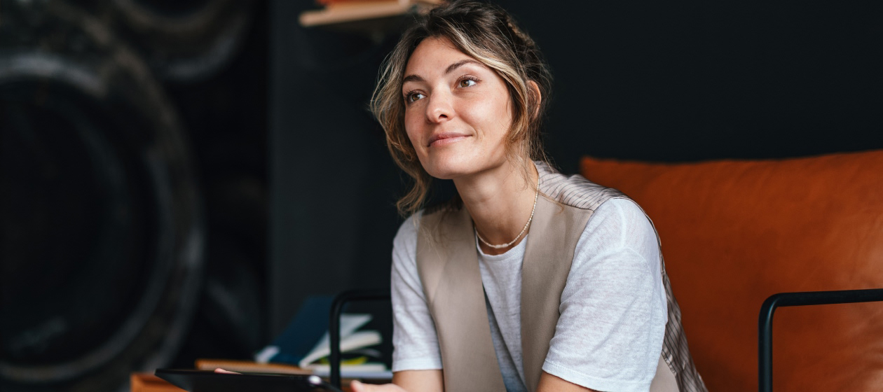 mulher sentada e de olhos abertos em contemplação