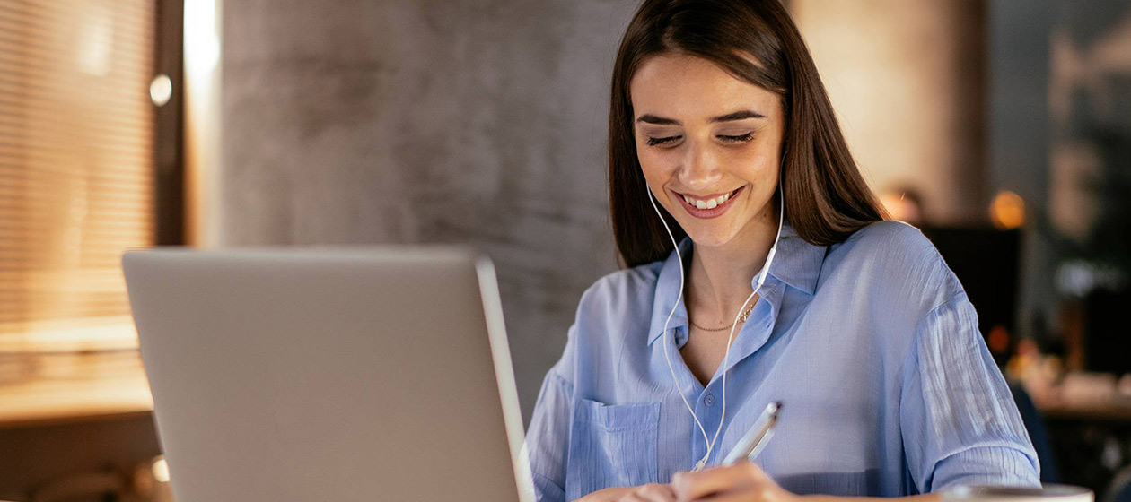Rapariga sorridente a ter uma aula oferecida pela Santander Open Academy.