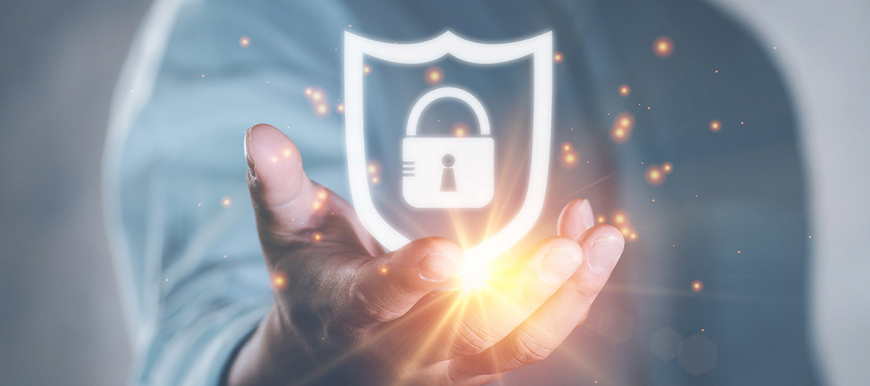 Ilustração de mão aberta com um escudo de combatente e nele um cadeado fechado.