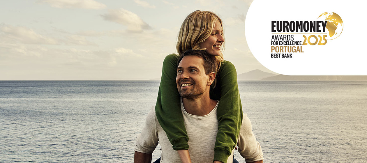 mulher às cavalitas de homem junto ao mar ou rio